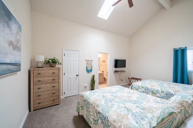 Building Photo - Furnished Seasonal Rental from December 7,...