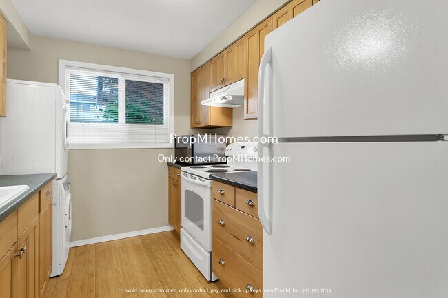 Building Photo - Charming 2-Bedroom Haven in the Heart of Sunset - A Blend of Serenity and Convenience!