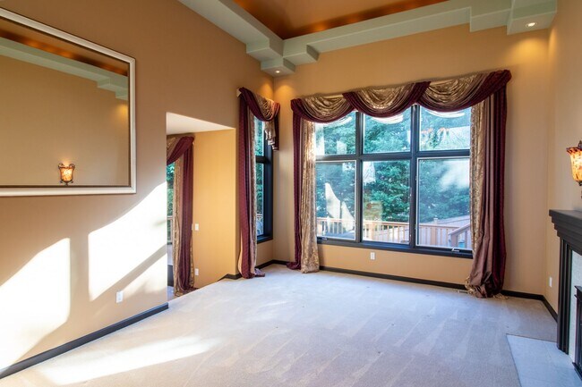 Building Photo - 4bd/4ba Bellevue Home