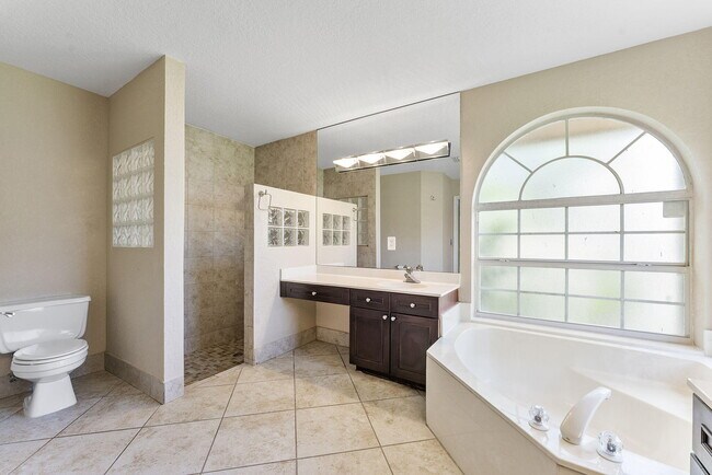 Building Photo - 4868 Kensington Cir