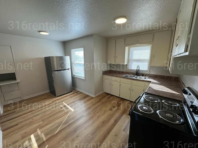 Building Photo - $995 - 3 bed 1 bath - Single Family Home