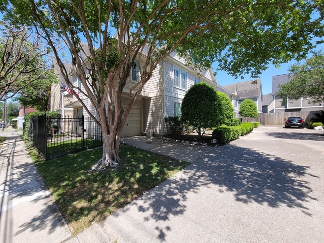 Building Photo - 75 Dennis St