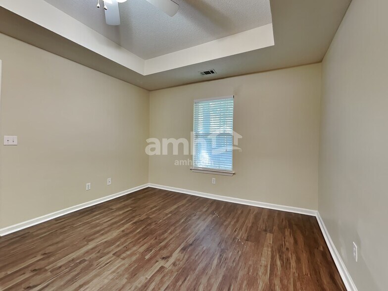 Building Photo - 117 W Tisbury Ln