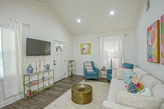 Building Photo - 704 Metairie Lawn Dr