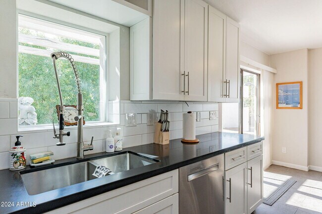 Building Photo - 8257 E Del Cadena Dr