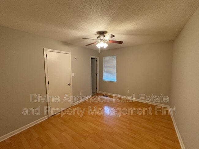 Building Photo - 830 Jamestown Manor Park
