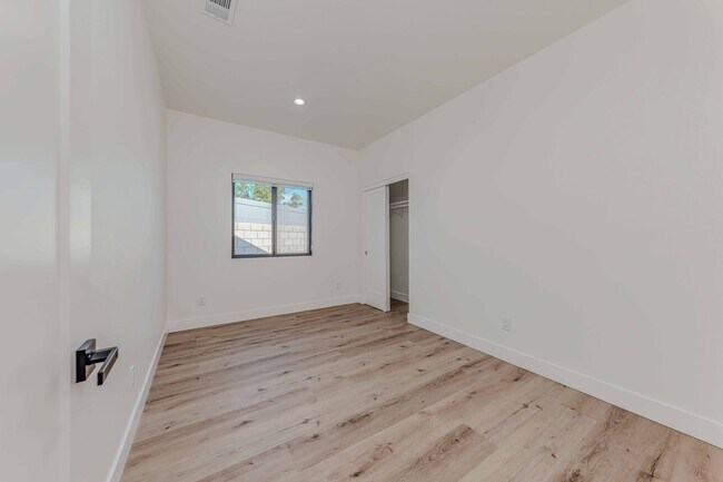 Building Photo - 5821 View Cir