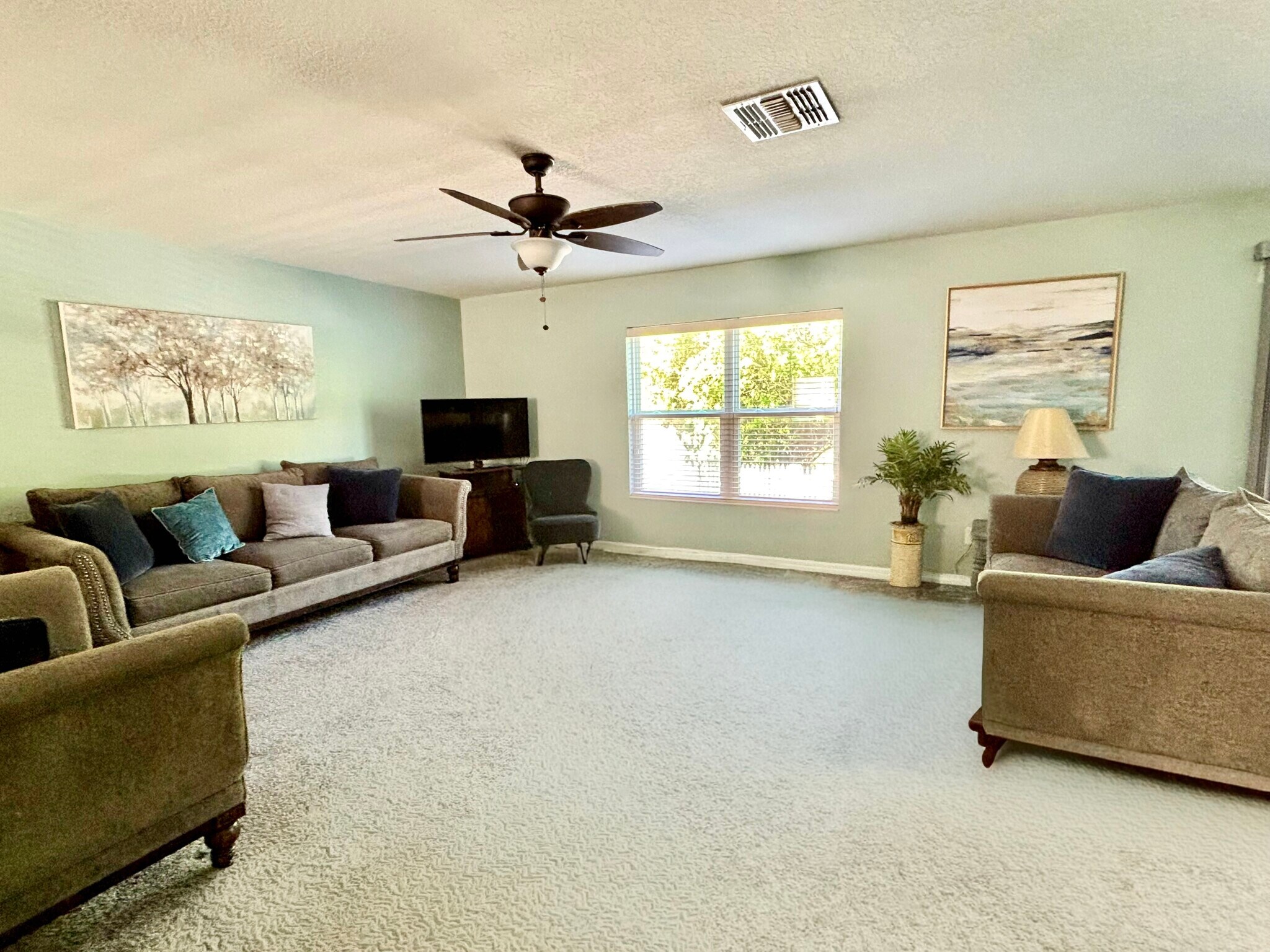 large comfortable living room space - 11521 Southern Creek Dr
