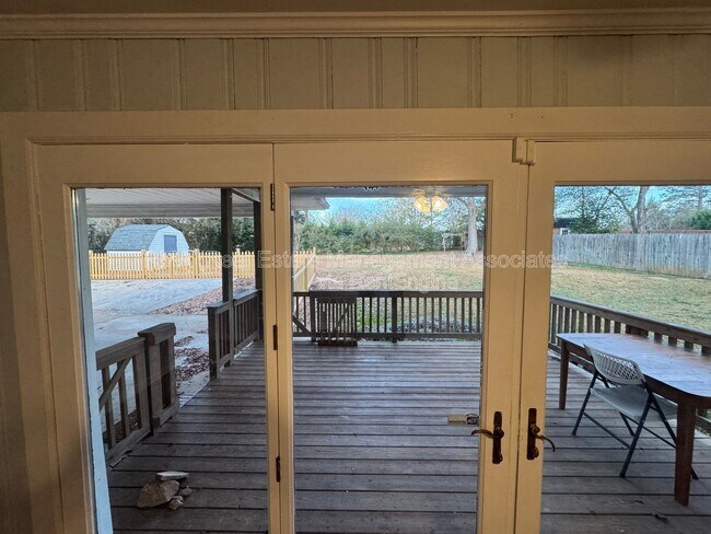 Building Photo - 1122 Maple Dr