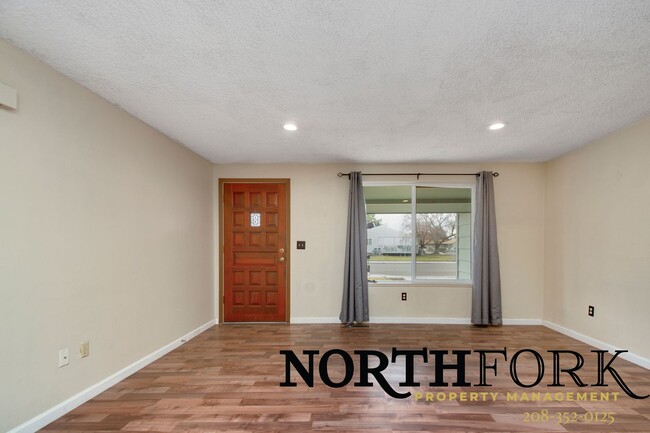 Building Photo - Conveniently located Nampa home, central t...