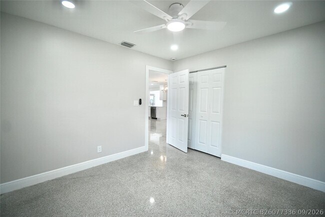 Building Photo - 917 SE 15th Ct