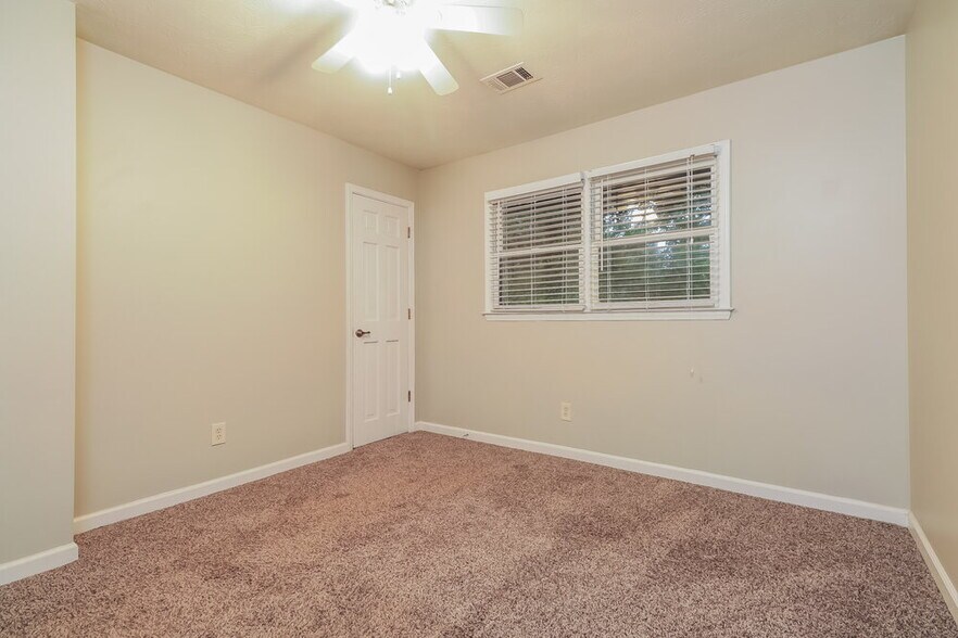 Building Photo - 564 Clubhouse Dr SE