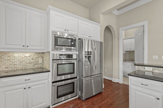 Building Photo - Luxury Highland Park Condo with gas and water