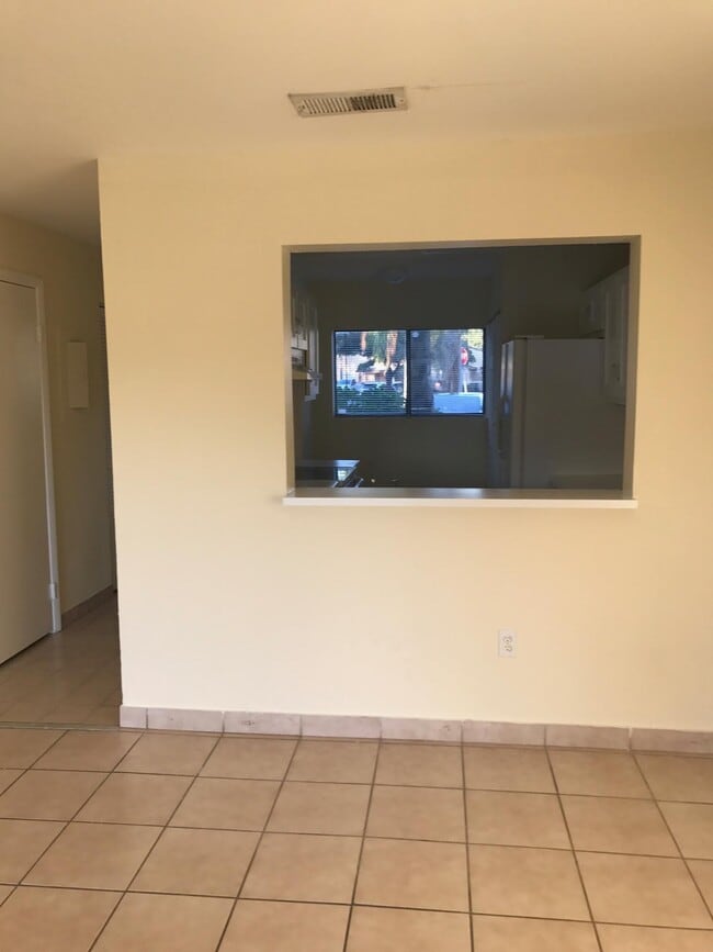 Building Photo - 212 Palm Cir E