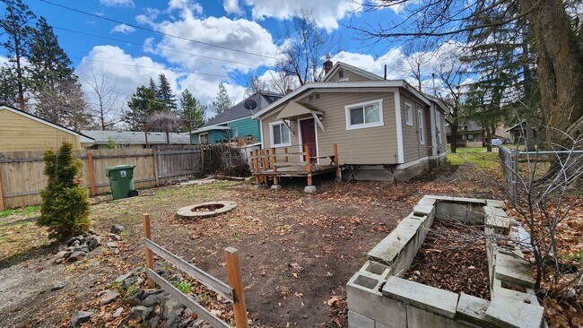 Building Photo - South Hill Home!! Available Now!