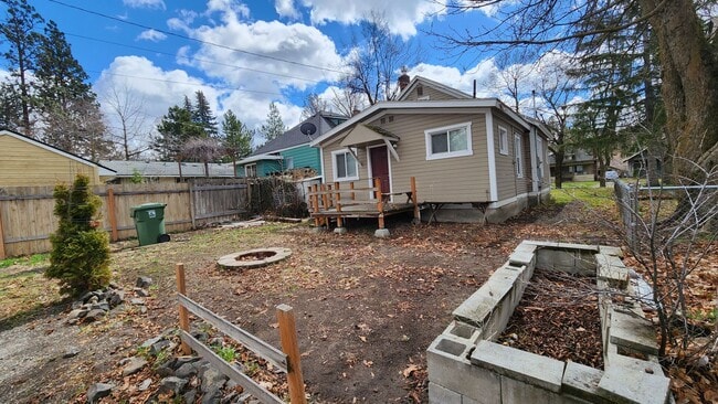 Building Photo - South Hill Home!! Coming Soon!