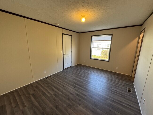 Building Photo - 48582 Lakeview E