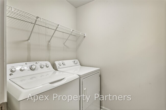 Building Photo - 9860 Southern Oak Way