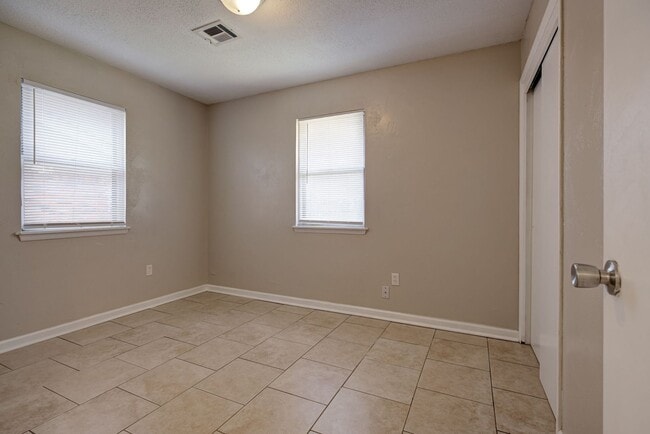 Building Photo - First Full Month's Rent Free! Spacious 3BD/1.BTH Home in Spencer