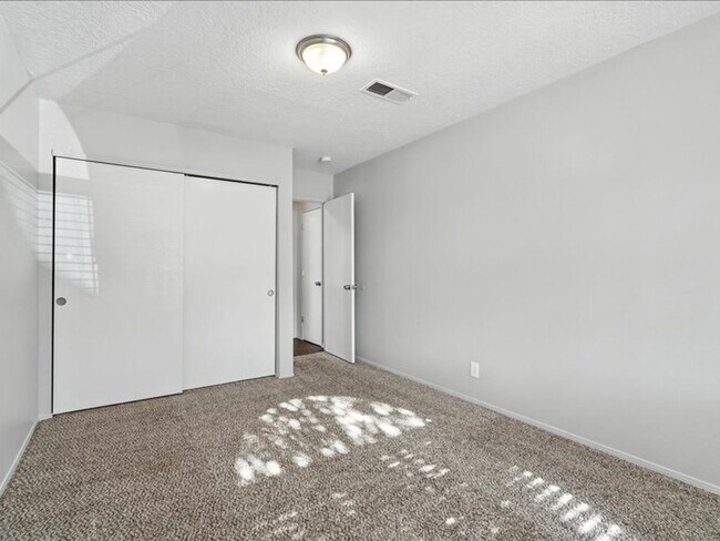 Building Photo - For Rent | 3 Bed | 2 Bath | Fireplace | Pr...