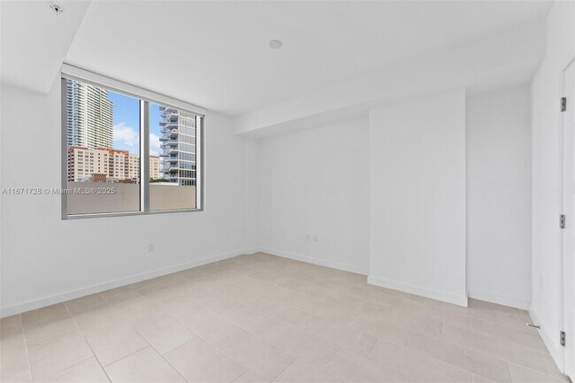 Building Photo - 2150 N Bayshore Dr