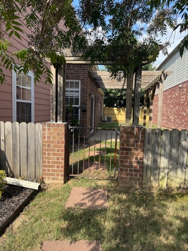 Building Photo - Nice home in west Fayetteville