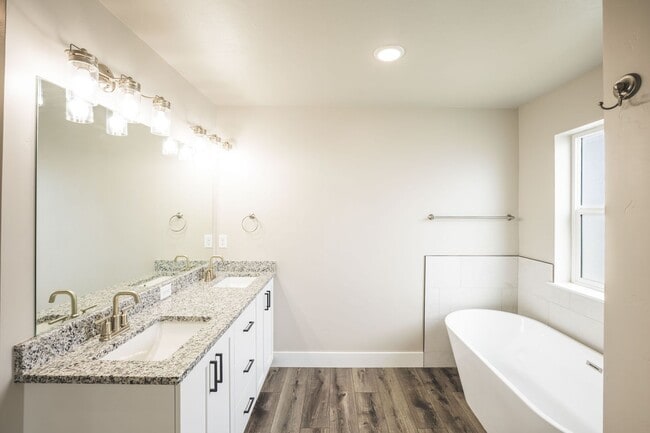 Building Photo - MODERN 4 BED 3 BATH TOWNHOME IN SUGAR CITY