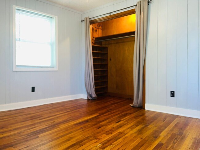 Building Photo - Beautiful 2 bedroom 1.5 bathroom apartment in Downtown Hogansville! Must see!