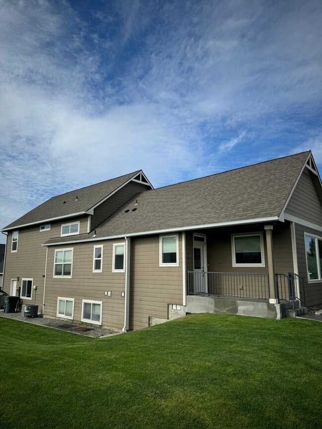 Primary Photo - Spacious Duplex in Badger Mountain South