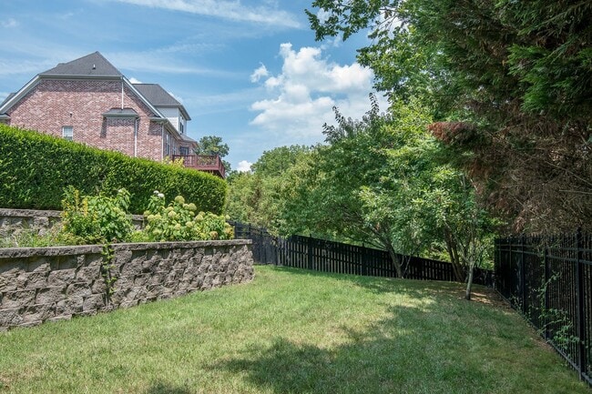 Building Photo - Luxury Living w/ Pool In Brentwood!