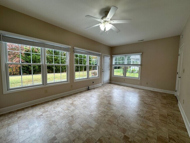 Building Photo - 3 Bedroom / 2 Bath Brick Home Kingsport, TN