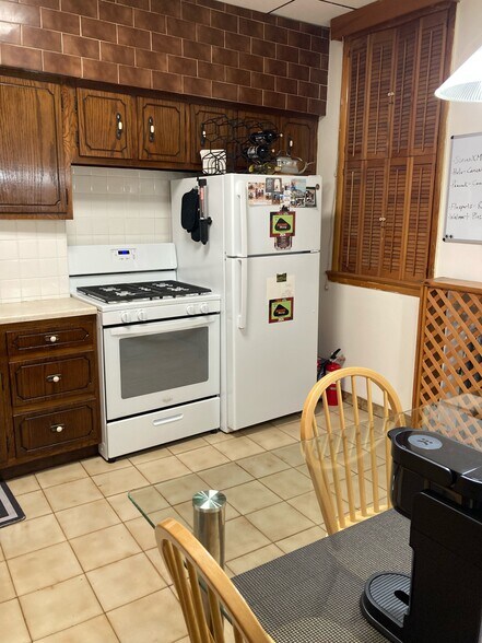 Building Photo - 208 Farnham Ave