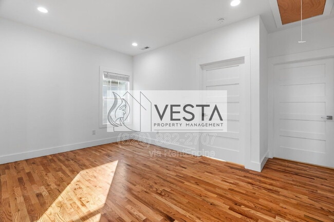 Building Photo - 510 Deaverview Rd