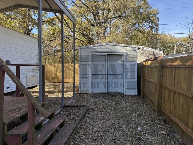 Building Photo - Spacious 2-bedroom, 1-bathroom home!