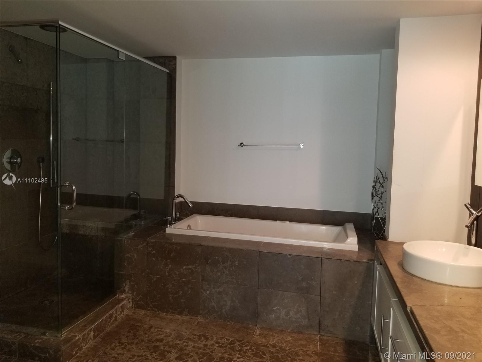 Building Photo - 475 Brickell Ave