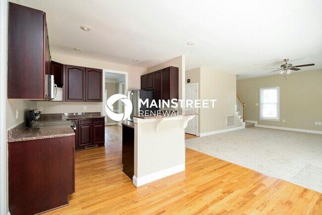 Building Photo - 5 Bedroom Pet-Friendly Home in Charlotte, NC with Main Street Renewal