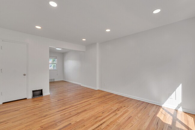 Building Photo - 3354 Coolidge Hwy