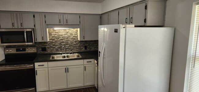 Building Photo - 212 Redbud Ln