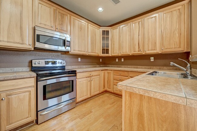 Building Photo - $2,675 - 2 Bed, 2 Bath Updated Condo in Hi...