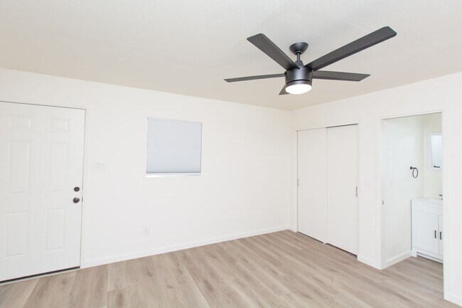 Building Photo - 4BR/2BA Home with Modern Updates/Private Y...