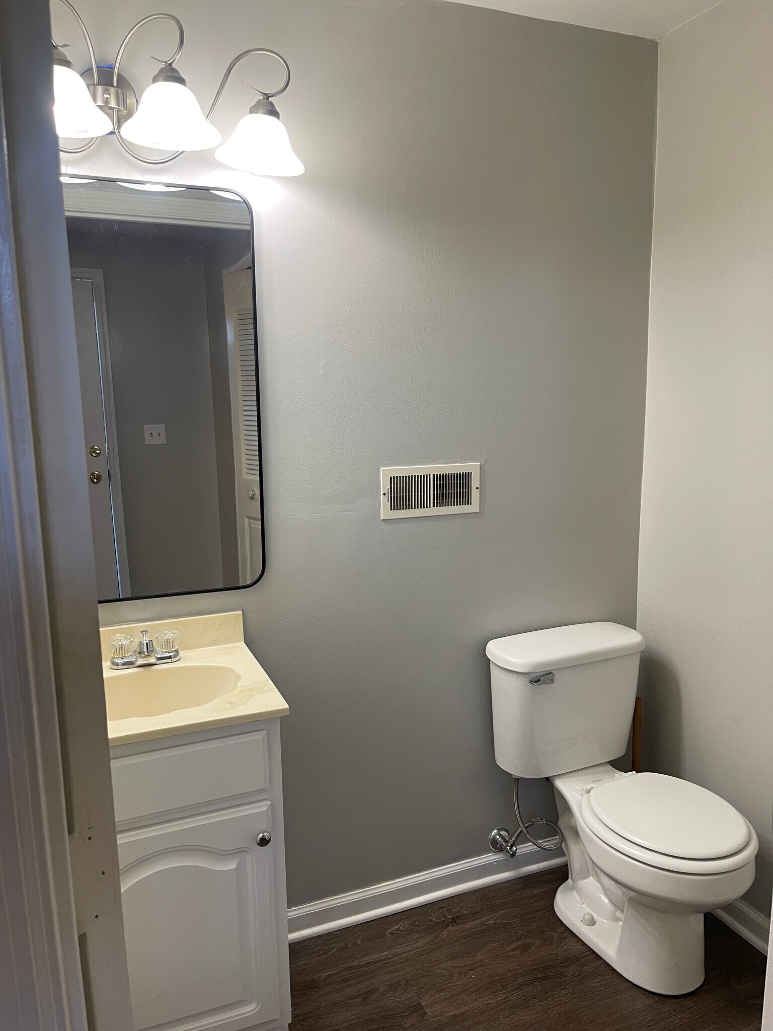 Building Photo - 433 Country Club Dr