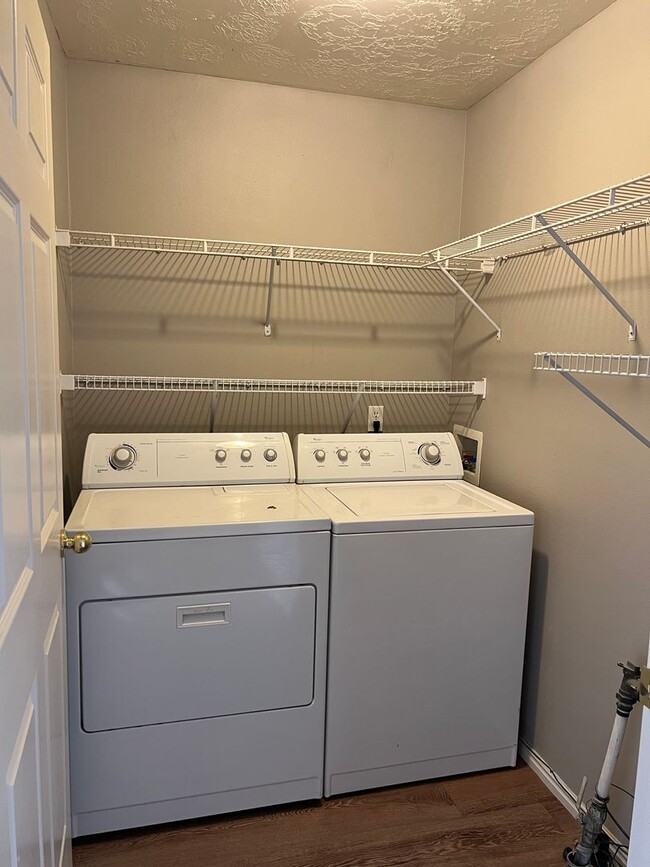 Building Photo - BEAUTIFUL 2 Bed 1 bath Continental condo w...