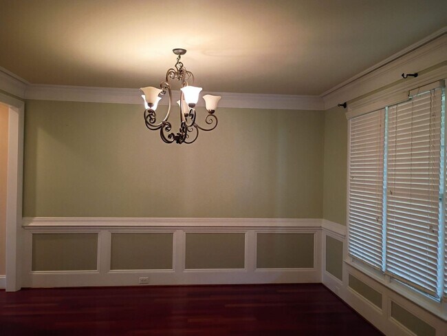 Building Photo - Luxury Living: 4 Bedroom home in Chapel Hill w/ spacious interior | 2 Year Lease Term