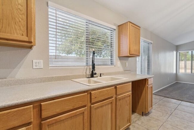 Building Photo - Nice 3 bedroom 2 bath