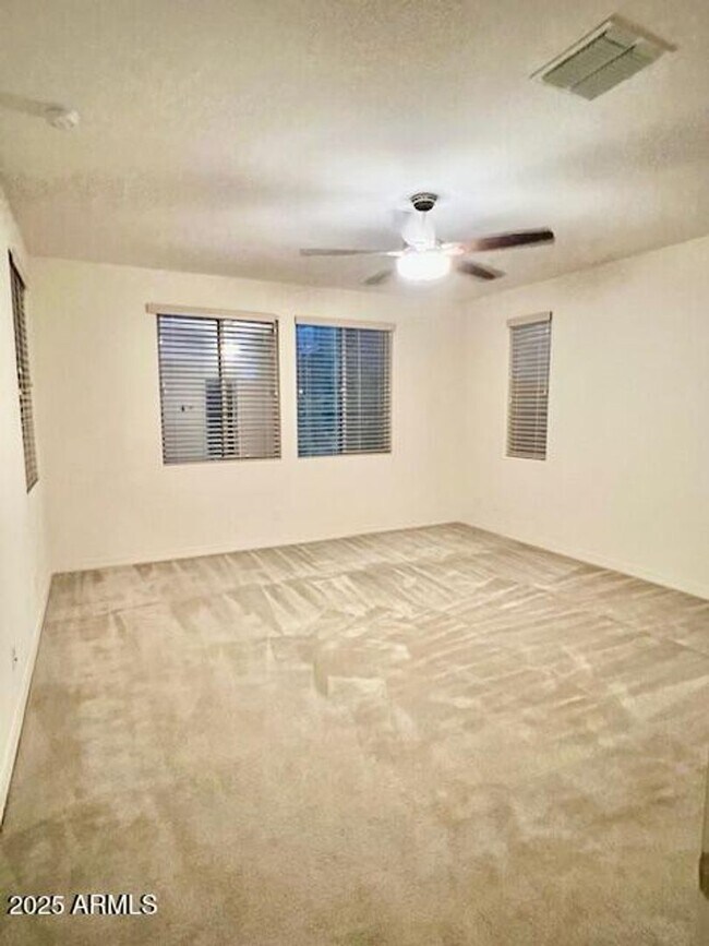 Building Photo - Gorgeous 4 bed 3.5 bath with Pool/Spa and ...