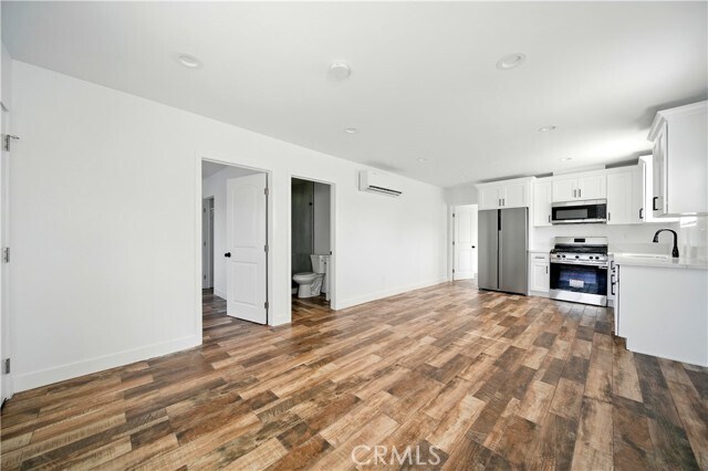 Building Photo - 523 W 78th St