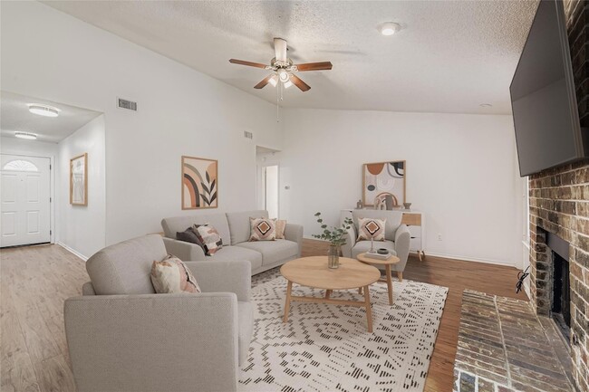 Building Photo - 9839 Briar Ridge Dr