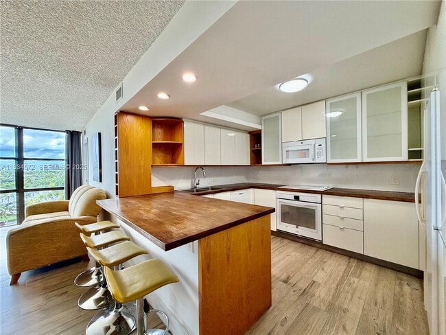 Building Photo - 1000 Parkview Dr