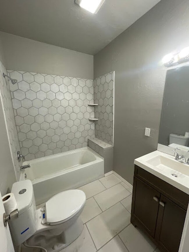 Building Photo - 3 bed 3 bath for rent with an additional 1 bed 1 bath mother-in-law house in rear of property.