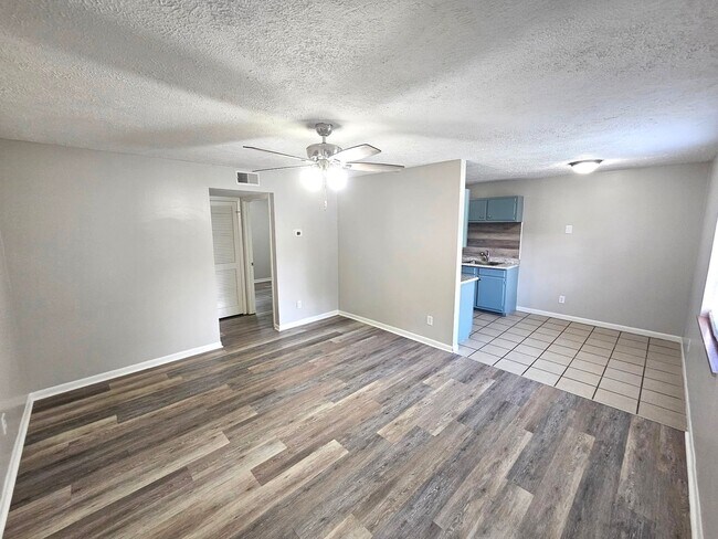Building Photo - Newly Renovated 1 Bedroom, available Now!